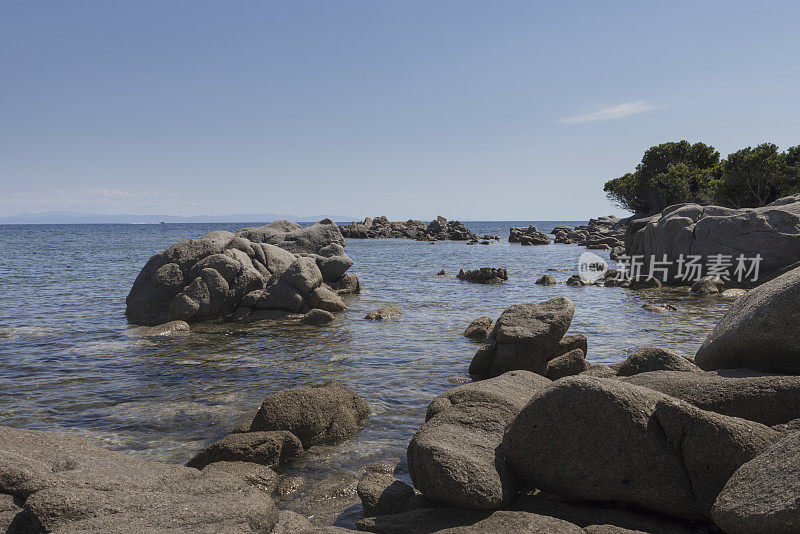 科西嘉岛Bonifacio附近的Plage de San Giovani岩石海岸线